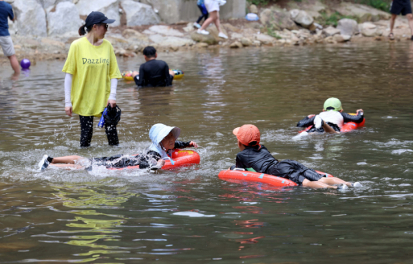 ▲서울에서 열대야가 21일째 이어지면서 서울 연속 열대야 일수 역대 3위를 기록하는 등 전국에 무더위가 계속된 11일 경기 과천시 관악산계곡을 찾은 어린이들이 물놀이를 하며 더위를 식히고 있다. 신태현 기자 holjjak@