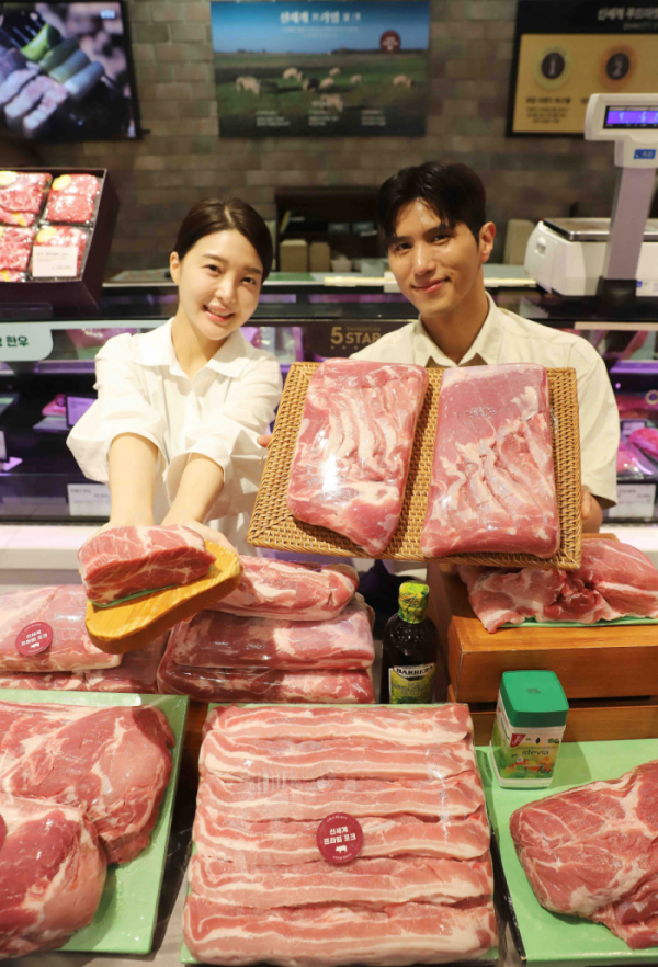 ▲신세계백화점 모델들이 11일 본점 지하 1층 축산코너에서 '신세계 프라임 포크'를 선보이고 있다. (사진제공=신세계백화점)