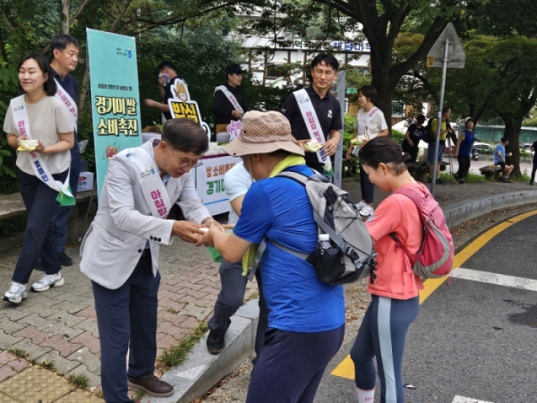 ▲경기농협은 11일 수원 광교산을 등반하는 시민들을 대상으로 '아침밥 먹기 캠페인'을 진행했다. (농협중앙회 경기본부)