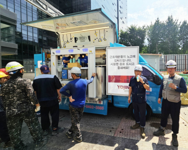 ▲요진건설 현장 근로자들이 커피, 팥빙수 등으로 더위를 식히고 있다. (사진제공=요진건설)