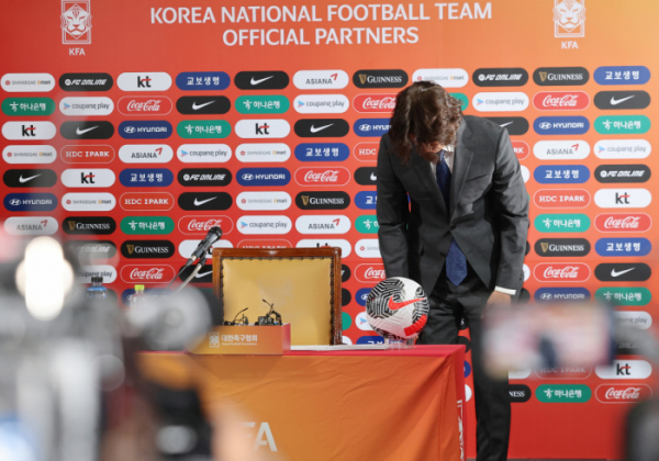 ▲홍명보 한국 축구 국가대표 감독이 지난달 29일 서울 종로구 축구회관에서 열린 취임 기자회견에서 인사하고 있다. (연합뉴스)