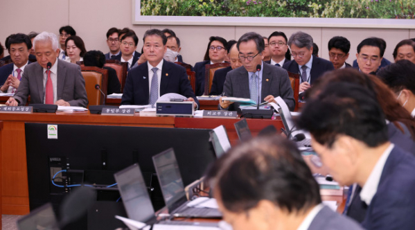 ▲김영호 통일부 장관(왼쪽 두번째)과 조태열 외교부 장관이 13일 오후 국회에서 열린 외교통일위원회 전체회의에 참석하고 있다. (연합뉴스)