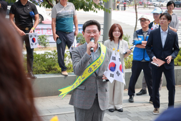 ▲이상일 용인특례시장이 13일 명지대학교 사거리 앞에서 진행된 태극기 배부 현장을 찾아 행사 참가자들을 격려하고 있다. (용인특례시)