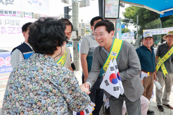 ▲이상일 용인특례시장이 13일 명지대학교 사거리 앞에서 진행된 태극기 배부 현장을 찾아 행사 참가자들을 격려하고 있다. (용인특례시)