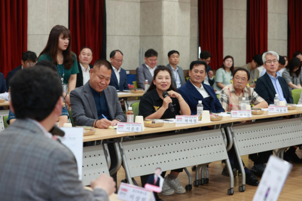 ▲7월 25일 처인구 모현읍 행정복지센터에서 열린 주민 소통간담회에서 한 주민이 이상일 시장에게 질문을 하고 있는 모습. (용인특례시)