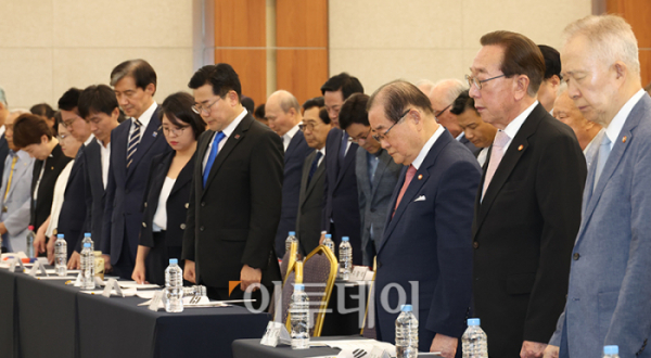 ▲이종찬 광복회장이 15일 서울 용산구 백범김구 기념관에서 열린 광복회 주최 광복절 기념식에서 참석자들과 묵념을 하고 있다. 고이란 기자 photoeran@