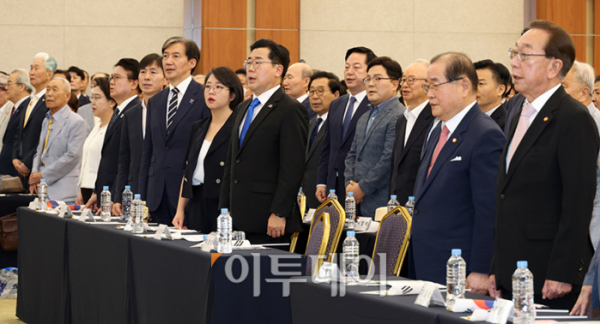 ▲이종찬 광복회장이 15일 서울 용산구 백범김구 기념관에서 열린 광복회 주최 광복절 기념식에서 참석자들과 애국가를 부르고 있다. 이날 광복회는 김형석 신임 독립기념관장 임명에 반대하며 정부 주도 광복절 경축식에 불참을 선언하고 별도의 기념행사를 열었다. 행사에는 박찬대 더불어민주당 대표 권한대행 겸 원내대표, 조국 조국혁신당 대표, 용혜인 기본소득당 대표 등 야권 인사들도 참석했다. 고이란 기자 photoeran@