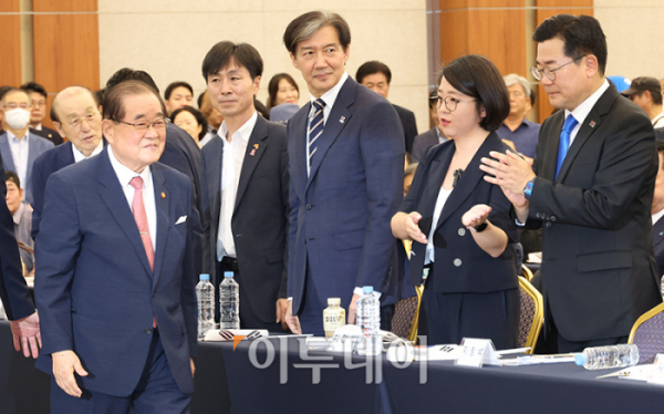 ▲이종찬 광복회장이 15일 서울 용산구 백범김구 기념관에서 열린 광복회 주최 광복절 기념식에 참석하고 있다. 이날 광복회는 김형석 신임 독립기념관장 임명에 반대하며 정부 주도 광복절 경축식에 불참을 선언하고 별도의 기념행사를 열었다. 행사에는 박찬대(오른쪽) 더불어민주당 대표 권한대행 겸 원내대표, 조국(오른쪽 세번째) 조국혁신당 대표, 용혜인(오른쪽 두번째) 기본소득당 대표 등 야권 인사들도 참석했다. 고이란 기자 photoeran@