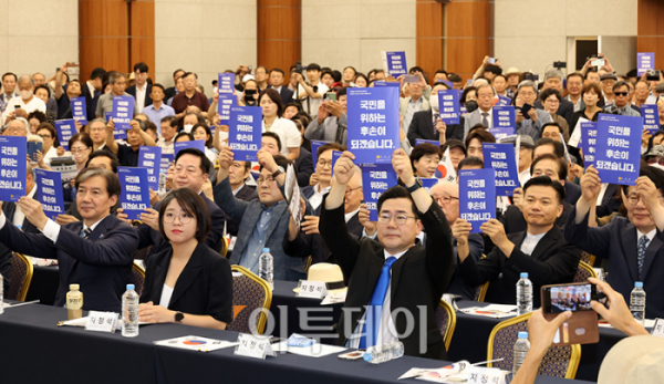 ▲박찬대(앞줄 오른쪽부터) 더불어민주당 대표 권한대행 겸 원내대표, 용혜인 기본소득당 대표, 조국 조국혁신당 대표 등 참석자들이 15일 서울 용산구 백범김구 기념관에서 열린 광복회 주최 광복절 기념식에서 이종찬 광복회장이 기념사 중 '국민을 위하는 후손이 되겠습니다'라고 적힌 소책자를 들자 동참하고 있다. 고이란 기자 photoeran@