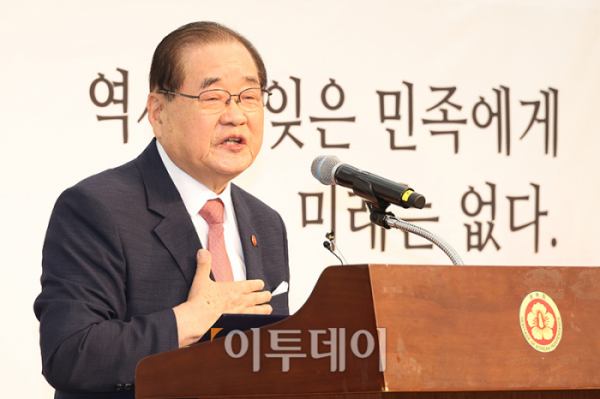 ▲이종찬 광복회장이 15일 서울 용산구 백범김구 기념관에서 열린 광복회 주최 광복절 기념식에서 기념사를 하고 있다. 이날 광복회는 김형석 신임 독립기념관장 임명에 반대하며 정부 주도 광복절 경축식에 불참을 선언하고 별도의 기념행사를 열었다. 행사에는 박찬대 더불어민주당 대표 권한대행 겸 원내대표, 조국 조국혁신당 대표, 용혜인 기본소득당 대표 등 야권 인사들도 참석했다. 고이란 기자 photoeran@