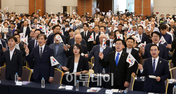 ▲박찬대 더불어민주당 대표 권한대행 겸 원내대표, 조국 조국혁신당 대표, 용혜인 기본소득당 대표 등 참석자들이 15일 서울 용산구 백범김구 기념관에서 열린 광복회 주최 광복절 기념식에서 태극기를 흔들고 있다. 이날 광복회는 김형석 신임 독립기념관장 임명에 반대하며 정부 주도 광복절 경축식에 불참을 선언하고 별도의 기념행사를 열었다. 행사에는 등 야권 인사들도 참석했다. 고이란 기자 photoeran@