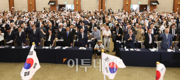 ▲15일 서울 용산구 백범김구 기념관에서 열린 광복회 주최 광복절 기념식에서 이종찬 광복회장을 비롯한 참석자들이 태극기를 흔들고 있다. 이날 광복회는 김형석 신임 독립기념관장 임명에 반대하며 정부 주도 광복절 경축식에 불참을 선언하고 별도의 기념행사를 열었다. 행사에는 박찬대 더불어민주당 대표 권한대행 겸 원내대표, 조국 조국혁신당 대표, 용혜인 기본소득당 대표 등 야권 인사들도 참석했다. 고이란 기자 photoeran@