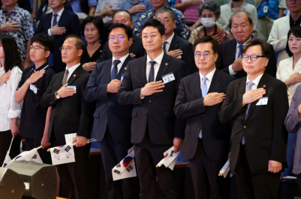 ▲경기도가 주최한 이날 경축식에는 김 의장과 김동연 경기도지사 김호동 광복회 경기도지부장, 도내 보훈단체장 및 독립유공자 유족 등 400여 명이 참석했다.

 (경기도의회)