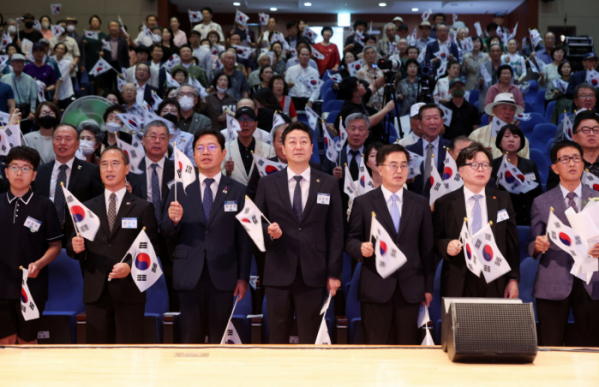 ▲경기도가 주최한 이날 경축식에는 김 의장과 김동연 경기도지사 김호동 광복회 경기도지부장, 도내 보훈단체장 및 독립유공자 유족 등 400여 명이 참석했다.
 (경기도의회)