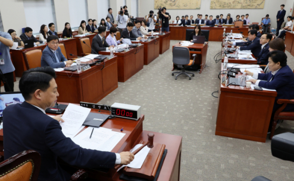 ▲김영호 국회 교육위원회 위원장이 25일 오전 서울 여의도 국회에서 열린 교육위원회 전체회의에서 안건을 상정하며 의사봉을 두드리고 있다. 2024.06.25. (뉴시스)