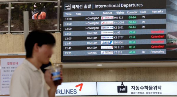 ▲16일 서울 강서구 김포공항 국제선 청사에 태풍으로 인한 일본 하네다행 항공기의 결항 안내문이 게시돼 있다. 제7호 태풍 ‘암필’이 일본 열도 방향으로 접근하면서 이날 국내에서 출발해 일본 도쿄로 향할 예정이던 항공편 20여편이 무더기로 결항됐다. 신태현 기자 holjjak@