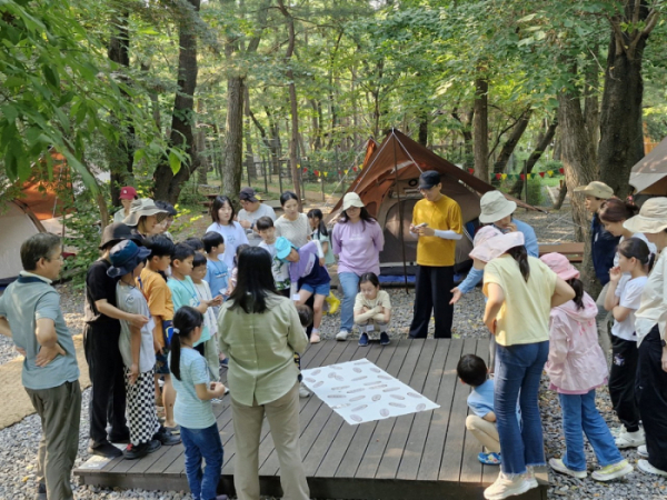 ▲ 서울 관악구의 관악산 계곡 캠핑숲에서 프로그램이 진행되고 있다. (자료 제공 = 관악구)