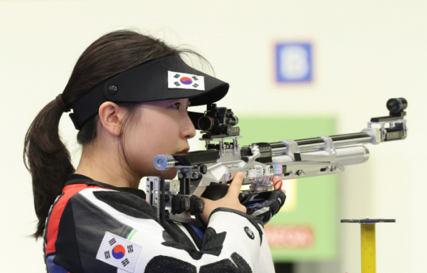 ▲지난달 29일(한국시간) 프랑스 샤토루 슈팅 센터에서 열린 2024 파리올림픽 사격 공기소총 10m 여자 결선에 진출한 반효진이 과녁을 조준하기 앞서 호흡을 가다듬고 있다. (연합뉴스)