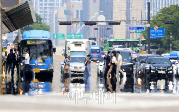 ▲서울 영등포구 여의대로에 지열로 인한 아지랑이가 피어오르고 있다. (신태현 기자 holjjak@)