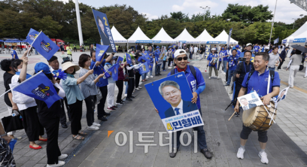 ▲18일 서울 송파구 올림픽공원 한얼광장에서 열린 더불어민주당 당원축제 블루페스티벌에서 최고위원 후보 지지자들이 후보들을 연호하고 있다. 조현호 기자 hyunho@