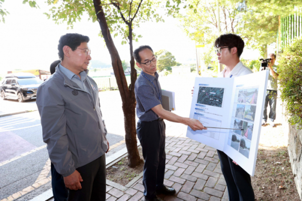 ▲이상일 용인특례시장이 포곡읍 둔전제일초등학교 후문 농로 통학로 개선 현장에 대한 설명을 듣고 있다. (용인특례시)