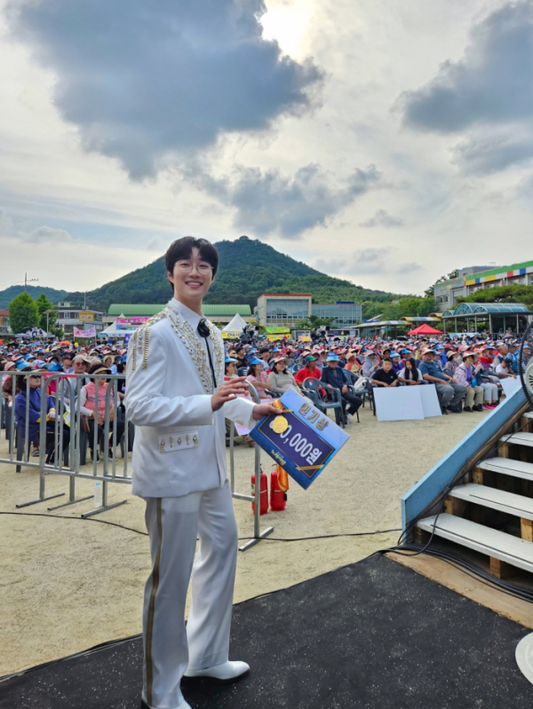 ▲공훈(사진 = KBS 1TV '전국노래자랑' 방송 캡처 & 뉴에라프로젝트 제공)