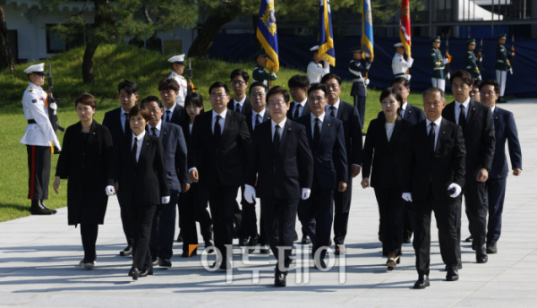 ▲이재명 신임 더불어민주당 대표와 박찬대 원내대표를 비롯한 신임 지도부가 19일 서울 동작구 국립서울현충원에서 참배를 위해 이동하고 있다. 조현호 기자 hyunho@