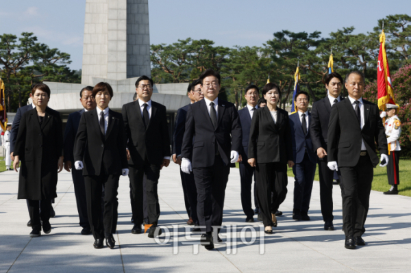 ▲이재명 신임 더불어민주당 대표와 박찬대 원내대표를 비롯한 신임 지도부가 19일 서울 동작구 국립서울현충원에서 참배를 마친 후 이동하고 있다. 조현호 기자 hyunho@