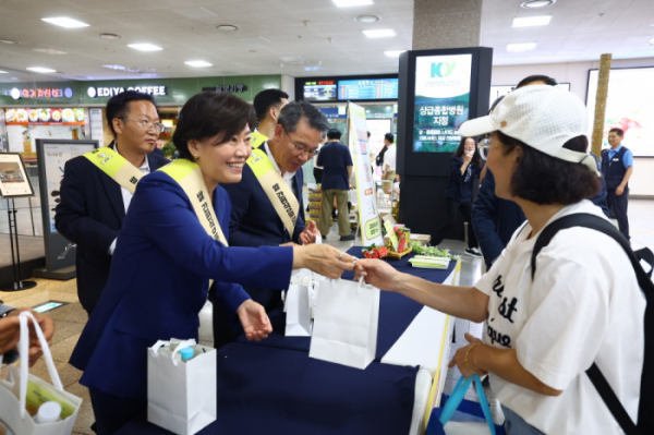 ▲송미령 농림축산식품부 장관(왼쪽)이 19일 '쌀의 날(8월 18일) 맞아 대전 복합터미널 앞에서 진행된 쌀 간편식(삼각김밥+제로식혜) 나눔 행사에서 시민들에게 제품을 나눠 주고 있다. (사진제공=농림축산식품부)