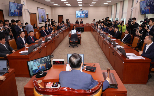 ▲이철규 국회 산업통상자원중소벤처기업위원회 위원장이 9일 오전 서울 여의도 국회에서 열린 산업통상자원중소벤처기업위원회 전체회의에서 개의 선언을 하며 의사봉을 두드리고 있다. 2024.07.09.  (뉴시스)