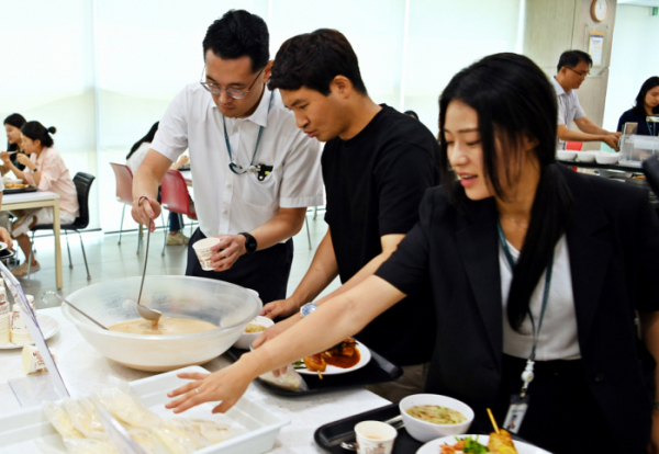 ▲한국농수산식품유통공사(aT)는 19일 나주 본사 구내식당과 카페에서 임직원들에게 가루쌀 제품 신메뉴를 선보이는 쌀의 날 주간행사를 진행했다. (사진제공=한국농수산식품유통공사)