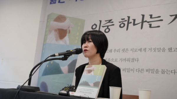 ▲21일 서울 중구에 있는 프란치스코 교육회관에서 열린 '이중 하나는 거짓말' 출간 기자간담회에서 김애란이 기자들의 질문에 답하고 있다. (문학동네)