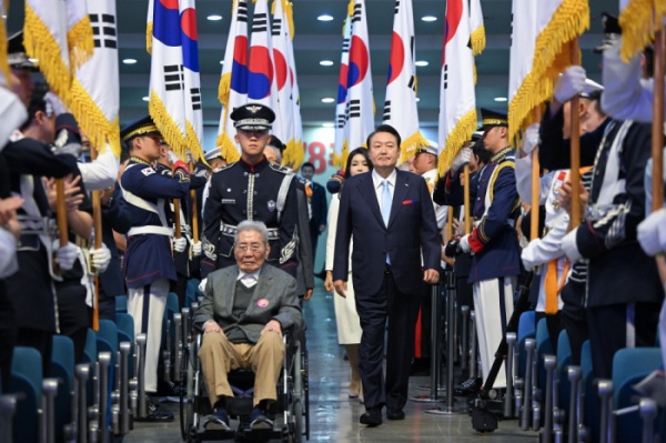 ▲지난해 8월 15일 서울 서대문구 이화여대 대강당에서 열린 제78주년 광복절 경축식에서 윤석열 대통령과 오성규 애국지사가 동반입장하고 있다. (뉴시스)