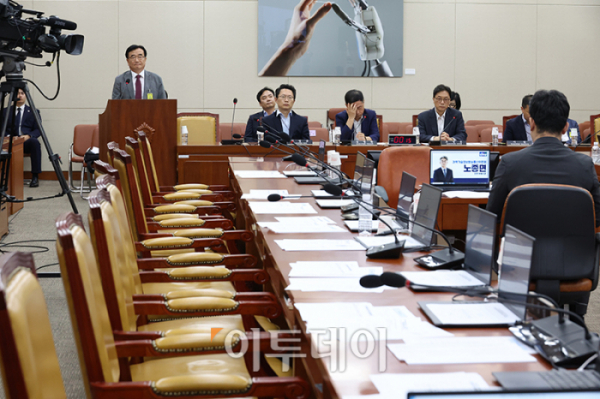 ▲21일 서울 여의도 국회 과학기술방송통신위원회에서 불법적 방문진 이사 선임 등 방송장악 관련 3차 청문회가 열리고 있다. 이날 국민의힘 의원들은 '위법 청문회'라고 항의하며 퇴장했다. 고이란 기자 photoeran@