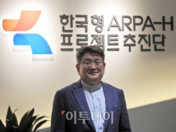 ▲선경 한국형 ARPA-H 프로젝트 추진단장이 20일 서울 중구 사무실에서 진행된 인터뷰를 마친 뒤 기념촬영을 하고 있다. (노상우 기자 nswreal@)