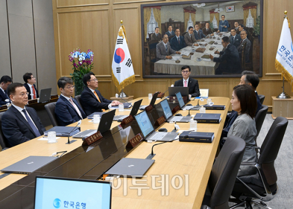 ▲이창용 한국은행 총재가 22일 서울 중구 한국은행에서 열린 금융통화위원회를 주재하고 있다. 사진공동취재단