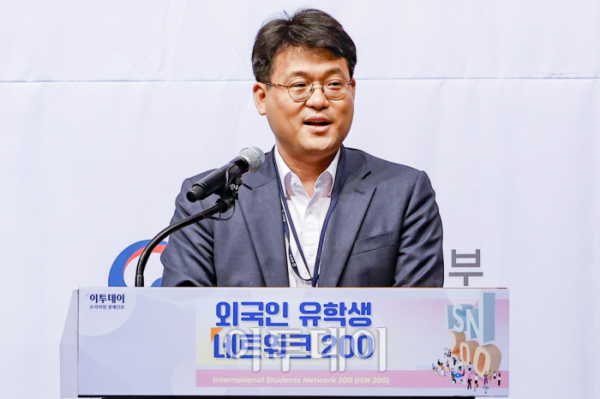 ▲ 김정도 법무부 출입국·외국인정책본부 출입국정책단장이 올해 8월 22일 서울 중구 웨스틴 조선 서울 호텔에서 열린 ‘외국인 유학생 네트워크 200’에서 국내 체류를 위한 외국인 유학생 비자 제도를 주제로 기조연설을 하고 있다. (조현호 기자 hyunho@)