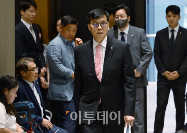 ▲이창용 한국은행 총재가 22일 서울 중구 한국은행에서 열린 통화정책방향 기자간담회에 기준금리 결정 발표를 위해 간담회장에 입장하고 있다. 한국은행 금융통화위원회는 이날 본회의를 열고 기준금리를 3.50%로 동결했다. 작년 1월 3.25%에서 3.50%로 인상한 이후 13회 연속 동결했다. 사진공동취재단