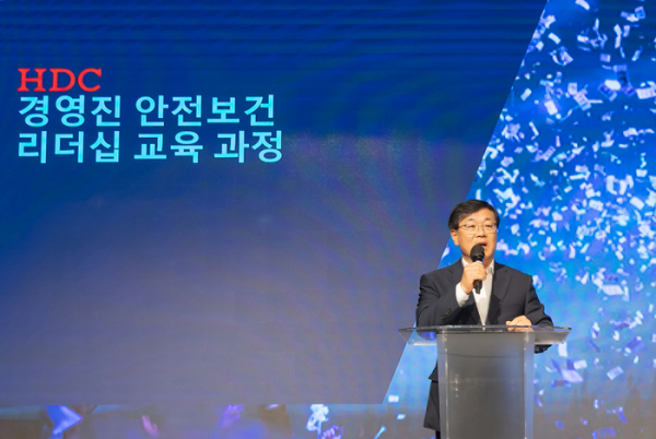 ▲김회언 HDC현대산업개발 대표이사가 리더십 교육 강연에서 발언하고 있다.  (사진제공=HDC현대산업개발)