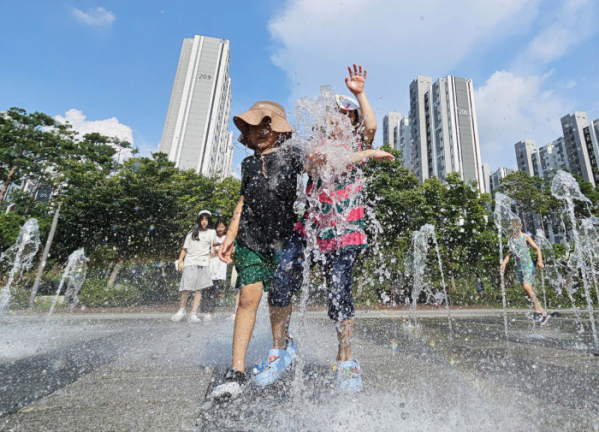 ▲<YONHAP PHOTO-7362> 무더위 가르는 바닥분수 물줄기    (광주=연합뉴스) 무더운 날씨가 이어지는 8일 오후 광주 북구 신용근린공원에 설치된 바닥분수에서 어린이들이 더위를 식히고 있다. 북구는 일곡·신용·우산·중외·들샘 공원 등 5곳의 근린공원에 설치한 바닥분수를 운영 중이다. 2024.8.8 [광주 북구 제공. 재판매 및 DB 금지]    daum@yna.co.kr/2024-08-08 14:38:12/<저작권자 ⓒ 1980-2024 ㈜연합뉴스. 무단 전재 재배포 금지, AI 학습 및 활용 금지>