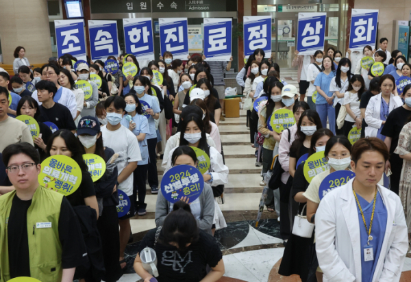 ▲18일 오전 서울 강동구 강동경희대학교 의대병원에서 보건의료노조 강동경희대병원지부 조합원들이 진료 정상화를 촉구하는 손팻말을 들고 있다. (연합뉴스)