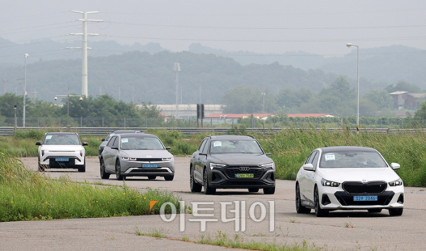 ▲2024 대한민국 스마트 EV 대상 실차 시승평가가 열린 24일 경기 화성 한국교통안전공단 자동차안전연구원에서 심사위원단이 시승을 하고 있다. 이투데이가 주최하는 이번 행사는 국산차 및 수입차 업계에서 선보인 순수 전기차를 대상으로 관련 학계의 석학들이 평가항목에 따라 경쟁력을 갖춘 전기차를 선정해 시상하는 자리다. 고이란 기자 photoeran@