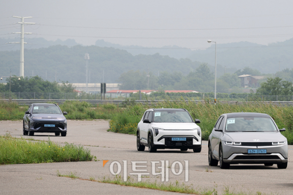 ▲2024 대한민국 스마트 EV 대상 실차 시승평가가 열린 24일 경기 화성 한국교통안전공단 자동차안전연구원에서 심사위원단이 시승을 하고 있다. 이투데이가 주최하는 이번 행사는 국산차 및 수입차 업계에서 선보인 순수 전기차를 대상으로 관련 학계의 석학들이 평가항목에 따라 경쟁력을 갖춘 전기차를 선정해 시상하는 자리다. 고이란 기자 photoeran@