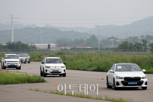 ▲2024 대한민국 스마트 EV 대상 실차 시승평가가 열린 24일 경기 화성 한국교통안전공단 자동차안전연구원에서 심사위원단이 시승을 하고 있다. 이투데이가 주최하는 이번 행사는 국산차 및 수입차 업계에서 선보인 순수 전기차를 대상으로 관련 학계의 석학들이 평가항목에 따라 경쟁력을 갖춘 전기차를 선정해 시상하는 자리다. 고이란 기자 photoeran@