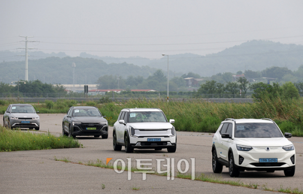 ▲2024 대한민국 스마트 EV 대상 실차 시승평가가 열린 24일 경기 화성 한국교통안전공단 자동차안전연구원에서 심사위원단이 시승을 하고 있다. 이투데이가 주최하는 이번 행사는 국산차 및 수입차 업계에서 선보인 순수 전기차를 대상으로 관련 학계의 석학들이 평가항목에 따라 경쟁력을 갖춘 전기차를 선정해 시상하는 자리다. 고이란 기자 photoeran@