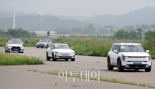 ▲2024 대한민국 스마트 EV 대상 실차 시승평가가 열린 24일 경기 화성 한국교통안전공단 자동차안전연구원에서 심사위원단이 시승을 하고 있다. 이투데이가 주최하는 이번 행사는 국산차 및 수입차 업계에서 선보인 순수 전기차를 대상으로 관련 학계의 석학들이 평가항목에 따라 경쟁력을 갖춘 전기차를 선정해 시상하는 자리다. 고이란 기자 photoeran@