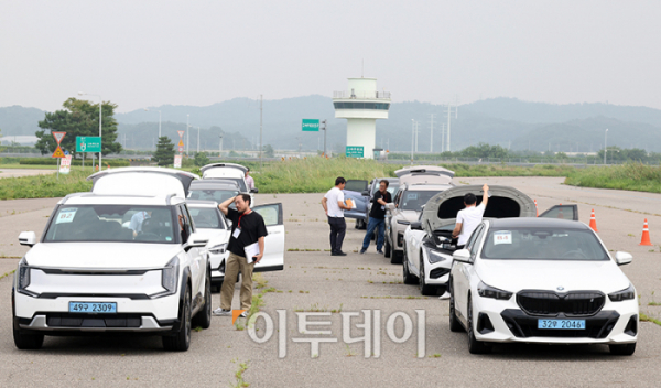 ▲2024 대한민국 스마트 EV 대상 실차 시승평가가 열린 24일 경기 화성 한국교통안전공단 자동차안전연구원에서 심사위원단이 평가를 하고 있다. 이투데이가 주최하는 이번 행사는 국산차 및 수입차 업계에서 선보인 순수 전기차를 대상으로 관련 학계의 석학들이 평가항목에 따라 경쟁력을 갖춘 전기차를 선정해 시상하는 자리다. 고이란 기자 photoeran@