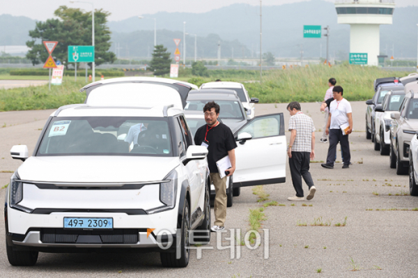 ▲2024 대한민국 스마트 EV 대상 실차 시승평가가 열린 24일 경기 화성 한국교통안전공단 자동차안전연구원에서 심사위원단이 평가를 하고 있다. 이투데이가 주최하는 이번 행사는 국산차 및 수입차 업계에서 선보인 순수 전기차를 대상으로 관련 학계의 석학들이 평가항목에 따라 경쟁력을 갖춘 전기차를 선정해 시상하는 자리다. 고이란 기자 photoeran@