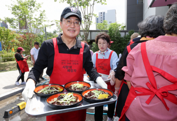 ▲김동연(왼쪽) 경기도지사와 부인 정우영 여사가 31일 오전 경기 파주시 한 아파트 단지에서 사랑의 짜장차 봉사활동에 참석해  2024.07.31.  (뉴시스)