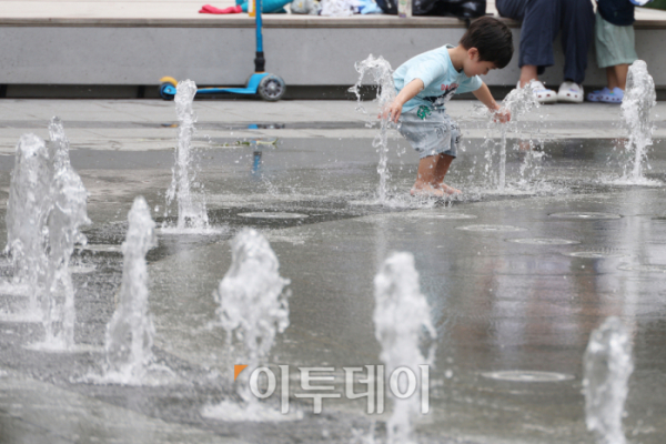 ▲8월 전국 폭염일수가 2018년의 기록을 넘어선 가운데 25일 서울 광화문 광장에서 한 어린이가 물놀이를 하며 더위를 피하고 있다. 기상청 기상자료 개발포털에 따르면 이달 1∼24일 폭염일수는 14.8일로 절반 이상이 일 최고기온이 33도 이상인 폭염일이었다. 관련 통계가 집계된 1973년 이후 8월 폭염일이 가장 많았던 해는 2016년으로 16.6일이다. 최악의 여름으로 여겨지는 2018년은 14.1일, 1994년은 9.8일이었다. 두 해는 여름 전체 폭염일수가 각각 31일과 29.6일로 역대 1, 2위를 차지했다. 고이란 기자 photoeran@